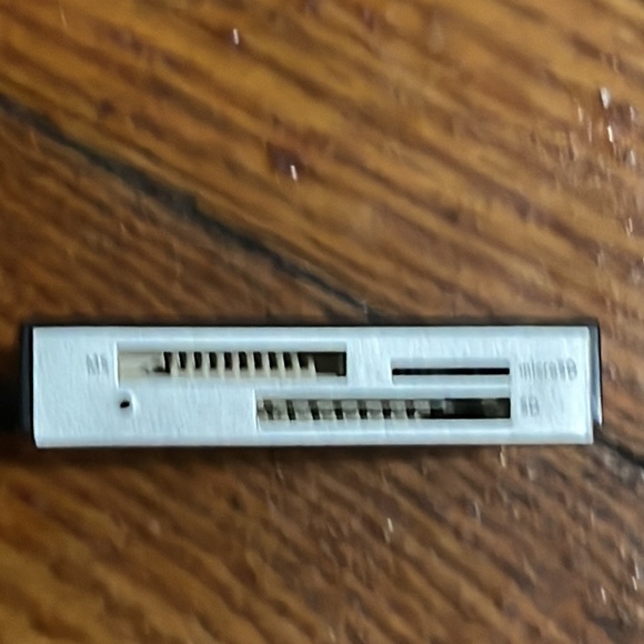 Dynex DX-CR212 3 in 1 compact memory card adapter reader - Picture 3 of 4